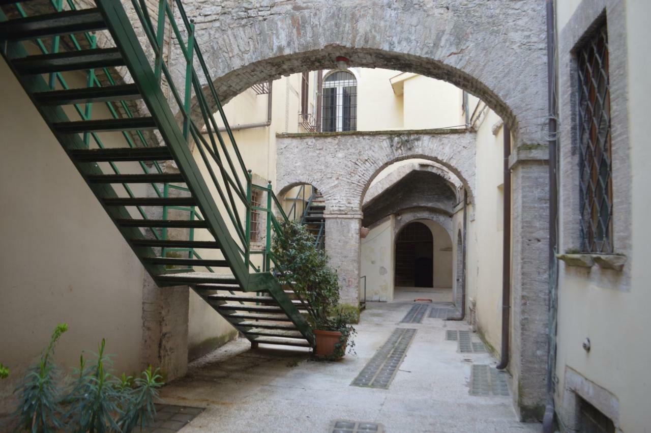 Appartamento In Centro Spoleto Bagian luar foto